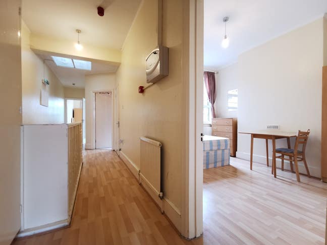 Large 2 Bed Flat Kings Rd Willesden NW10 2BN Main Photo