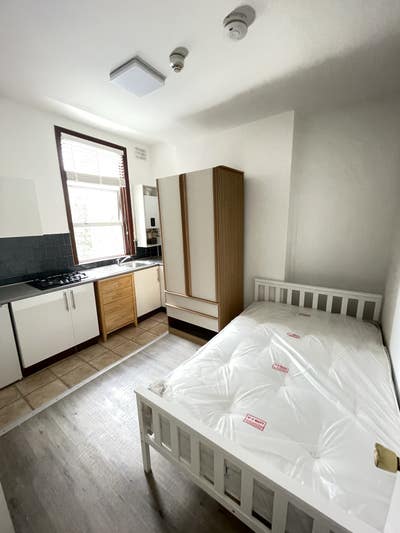 Refurbished Bedsit W12 Main Photo