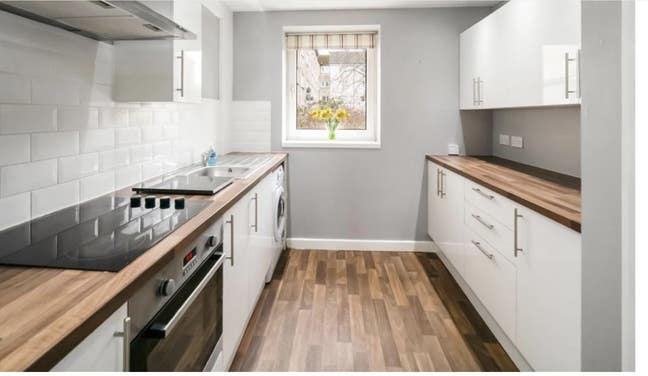 Two bedroom flat to rent in Newlands Glasgow Main Photo