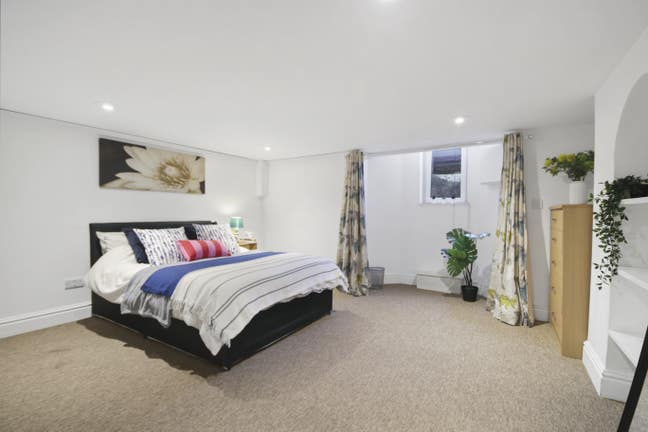 Fantastic Double 5 Mins Walk to County Hospital Main Photo