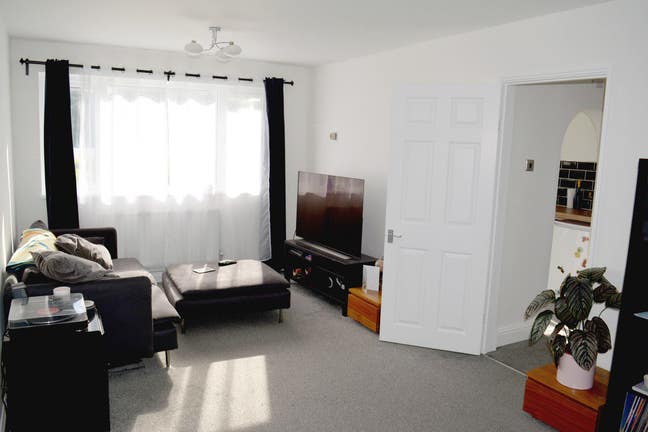 Modern, fully furnished and great location Main Photo