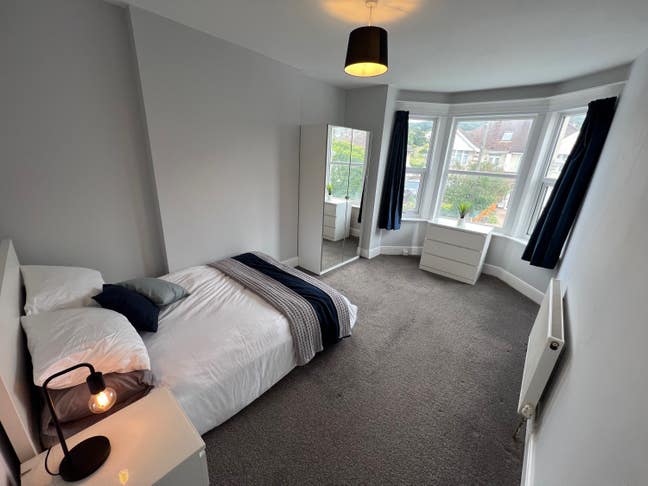 Double room within a house available now  Main Photo