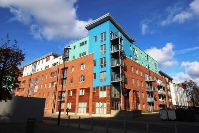 Central with garden terrace, communal gym &parking Main Photo