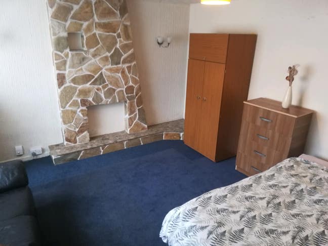 Large Double Room Near Shops Main Photo