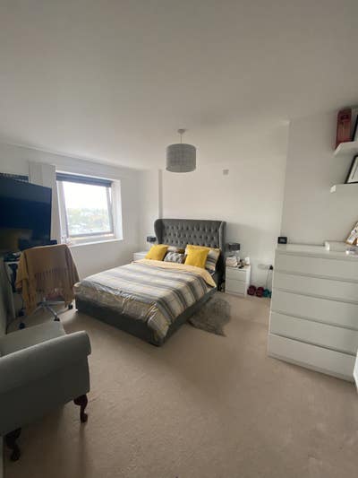 Light and  spacious room in a 2 bed apartment  Main Photo
