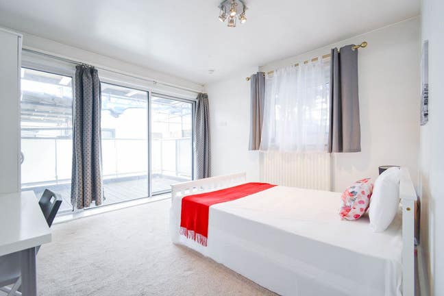 3 Bedroom Apartment to Let in Aldgate East E1 Main Photo