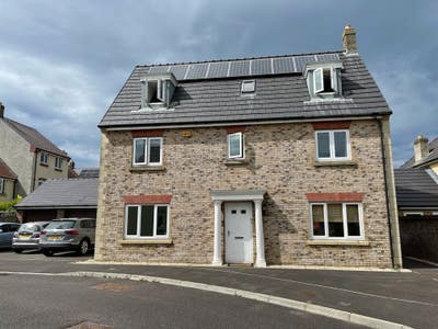 Top floor double room with own bathroom. Main Photo