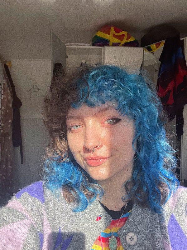 I am a professional female currently working ... Main Photo