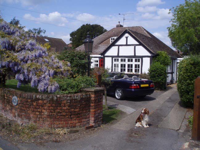 4th JUNE - Double Bedroom in quiet Village (TW20) Main Photo