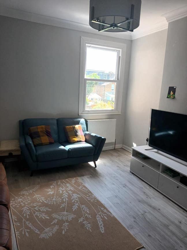 Lovely three bed flat Main Photo