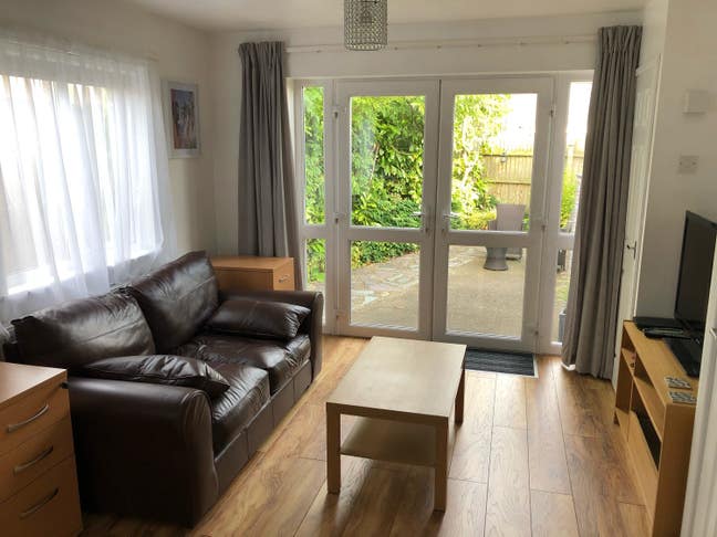 Anex with own lounge/kitchen/bathroom/garden/drive Main Photo