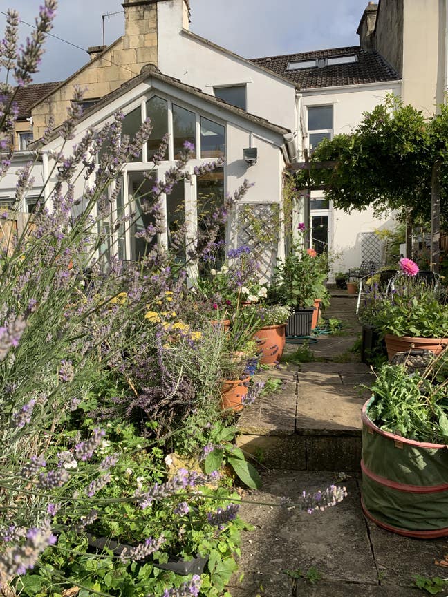 Large double room level walk to centre Main Photo