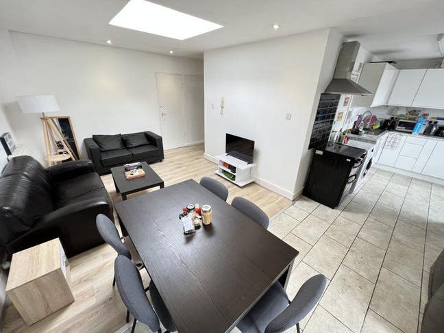 TWO Rooms W/ lounge from £277pw Main Photo
