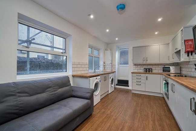 🏡Walk to Dockyard – Spacious Rooms🏡 Main Photo