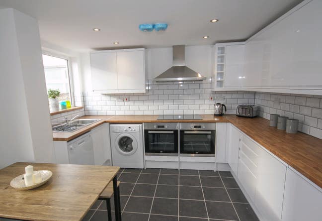 En-Suite Bedroom NR5 with Parking (1R-JG) Main Photo