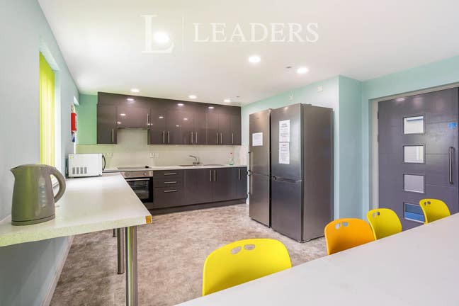 3 Student Rooms Available Now in Fawcett Road  Main Photo