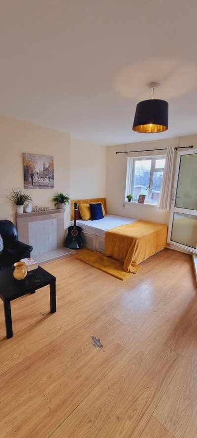 4 Bedroom Flat - Stepney/ Mile End  Main Photo