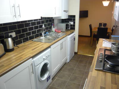 Fully furnished room with en-suite  Main Photo