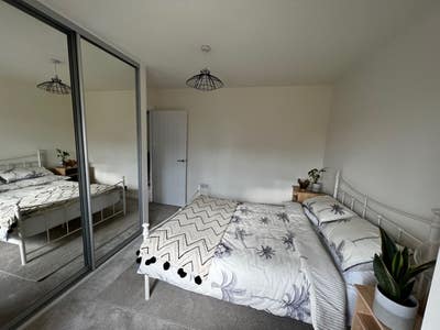 Double room & own bathroom in 2-bedroom home Main Photo