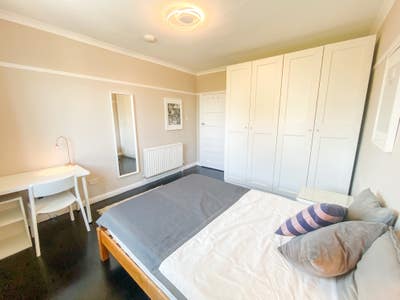 Couple Friendly Room in Spacious 2-Bed + Parking Main Photo