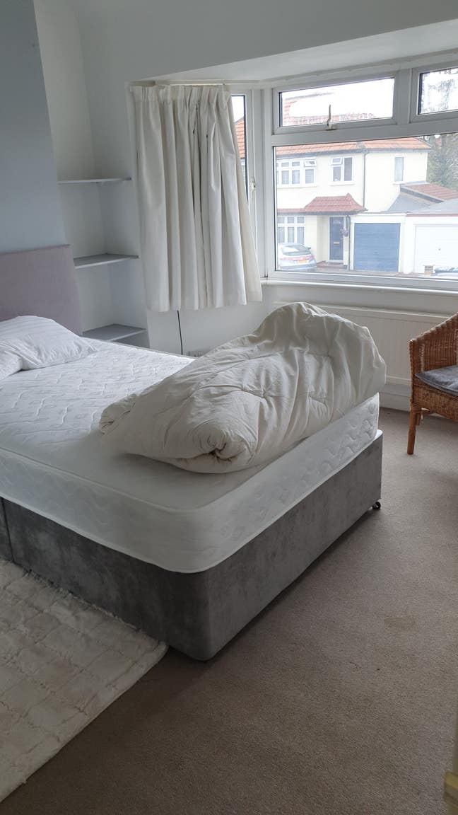 Spacious Double Room Available Mon-Fri Main Photo