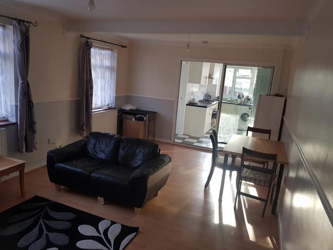 2 Stunning Rooms Available Main Photo