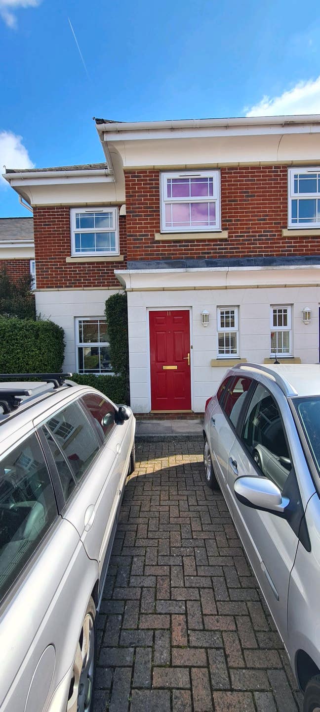 Furnished double room available in deepcut Main Photo