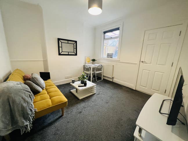 One Medium Room Close To Marina & Train Station Main Photo