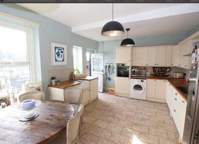 Extra Large double bedroom in Altrincham. Main Photo