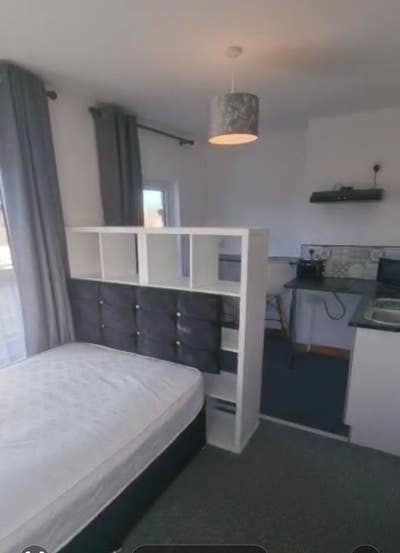 Large Studio Flat, Bills Included. Couples OK Main Photo