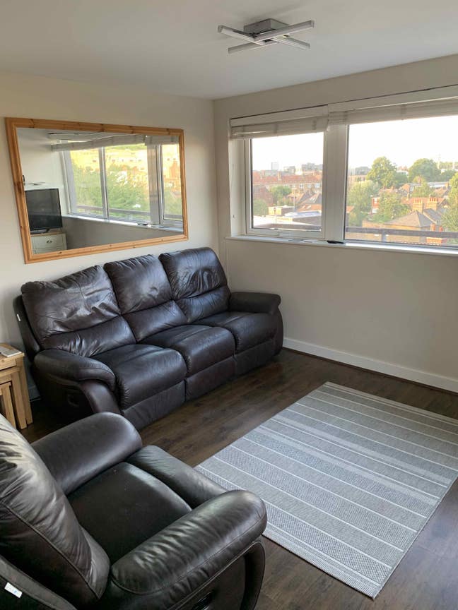 DBL room in modern friendly Greenwich apt.  Main Photo