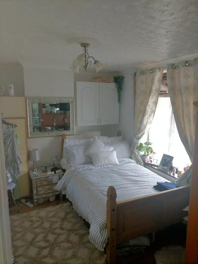  *Double room* in family home... for female advert Main Photo
