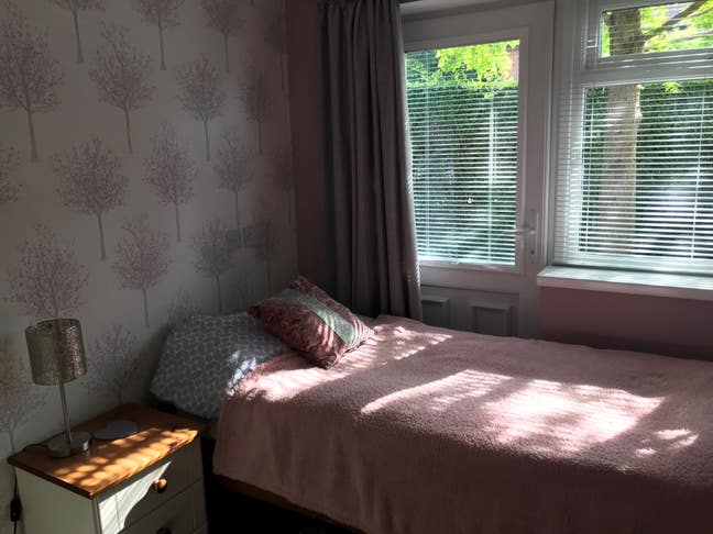 Lovely Fully Furnished Single Bedroom Available Main Photo