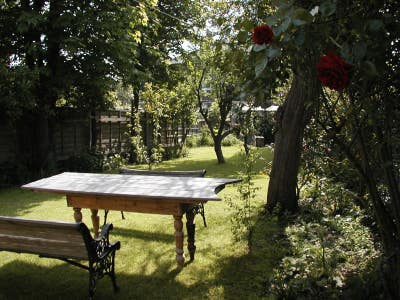 Small Pretty  3Rd Floor Bedroom Overlooking Garden Main Photo