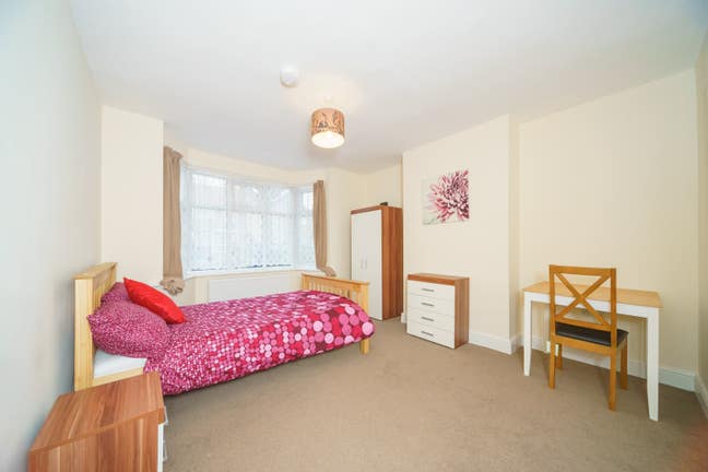 "Super Large Stylish Double Bedroom" Main Photo