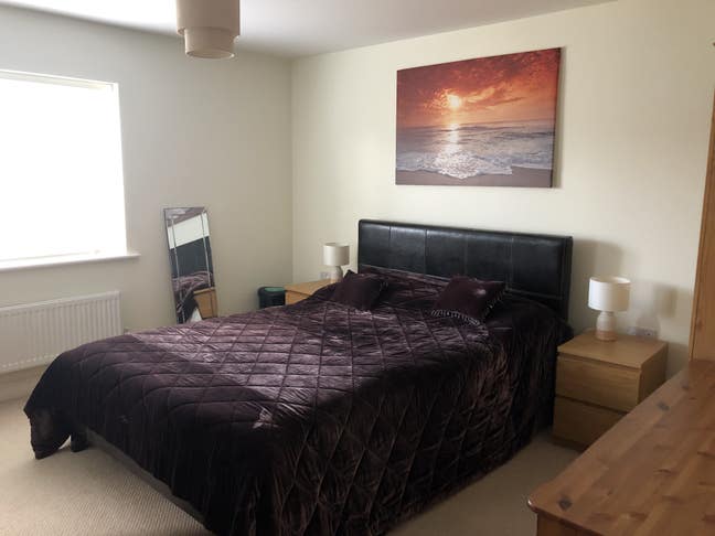 Large en-suite room with king size bed and parking Main Photo