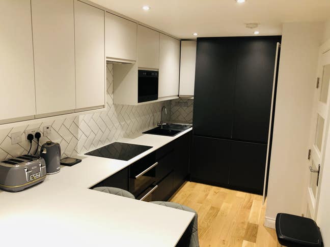 Girls House, Newly Refurbed,Fast WIFI, inc Cleaner Main Photo