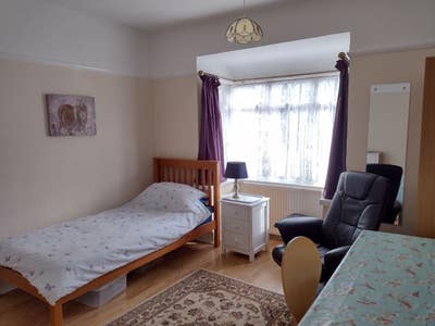 Large sunny bedroom in Parkstone, Poole Main Photo