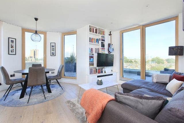 Modern 2-bedroom Penthouse flat with large balcony Main Photo