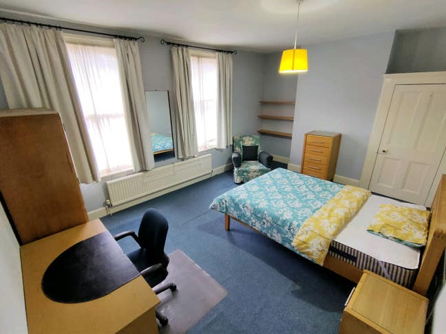 Large rooms. Good commuting route to work / uni Main Photo
