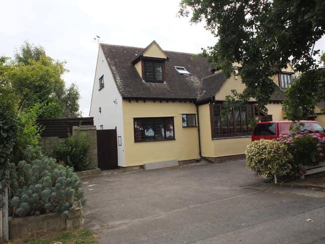Single room in countryside house Main Photo