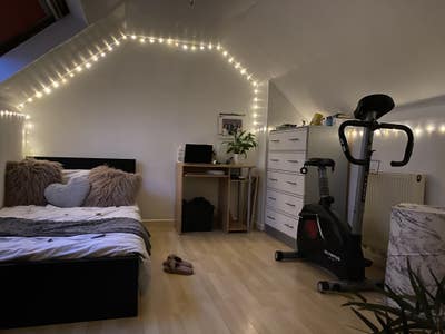 Loft room to let in Uxbridge Main Photo