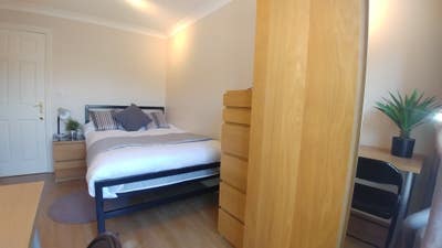 Modern Room Close To Everything Main Photo