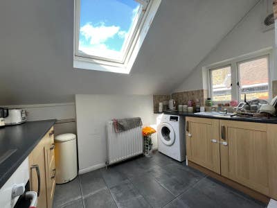 One Bed Split Level Flat close to Waddon Station Main Photo