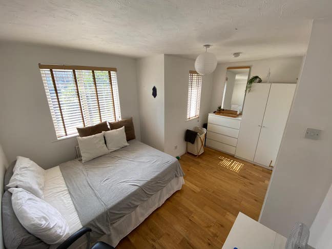 Spacious double room in townhouse Main Photo