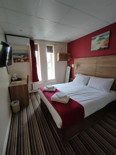 Town Centre Rooms-Piccadilly Hotel  Main Photo