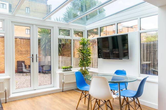 Riverside Beautiful Room in Conservatory House Main Photo