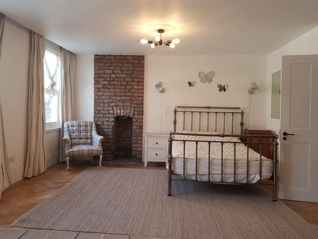 Large 24m2 Room in family home -Randolph Avenue Main Photo