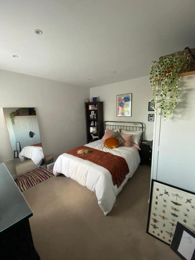 Lovely double room in 2 bed flat  Main Photo
