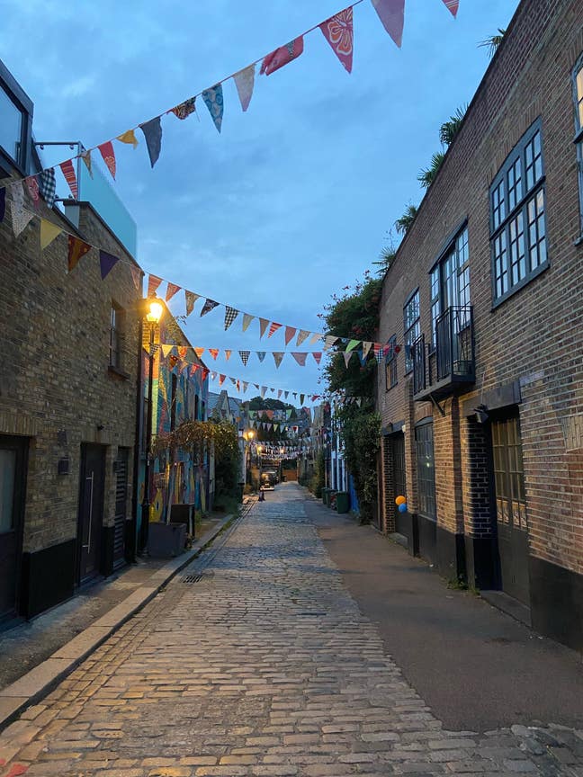 Large double room on artistic mews  Main Photo